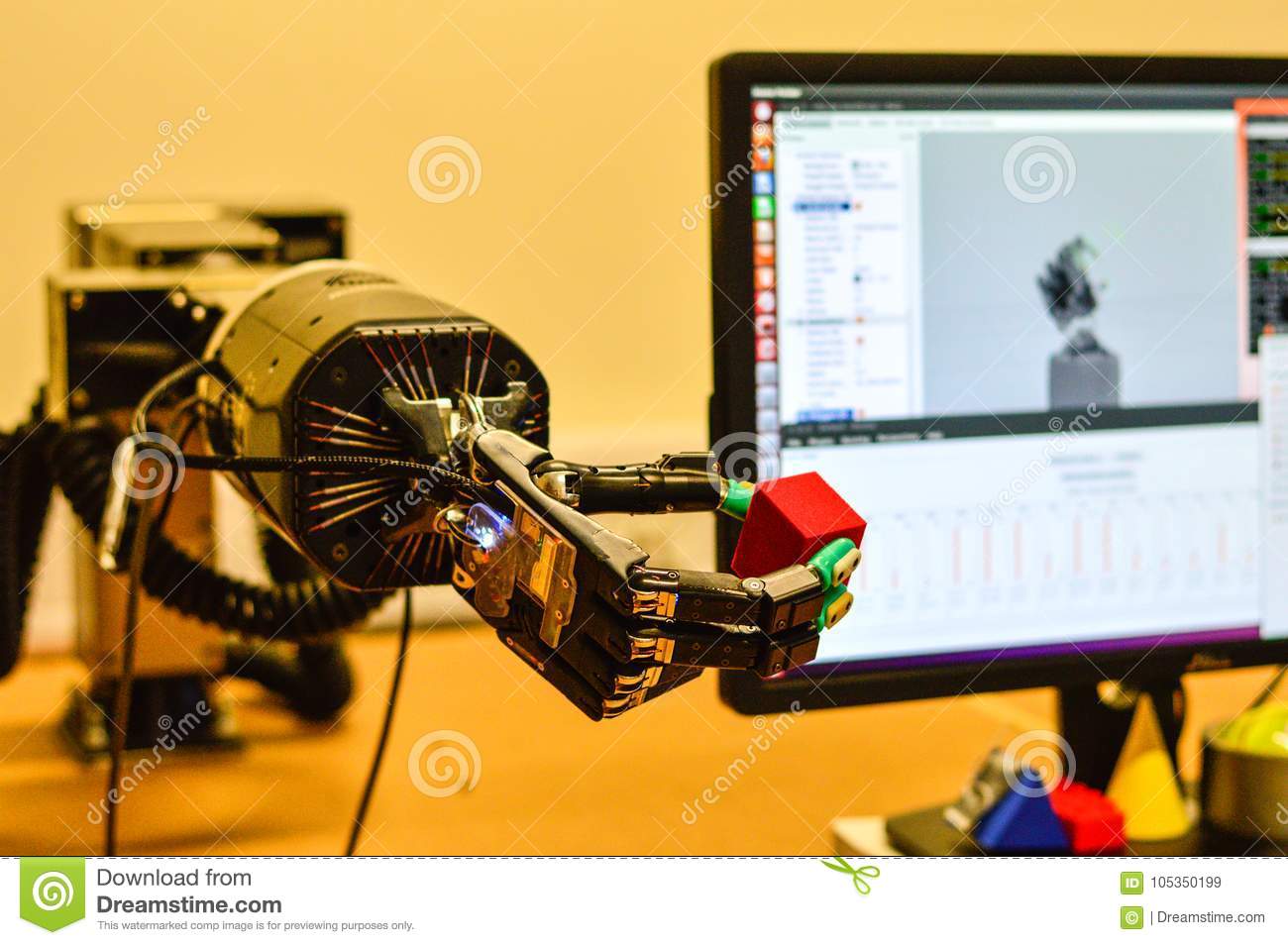 la-main-mécanique-de-robot-tient-un-cube-rouge-dans-le-laboratoire-recherche-105350199